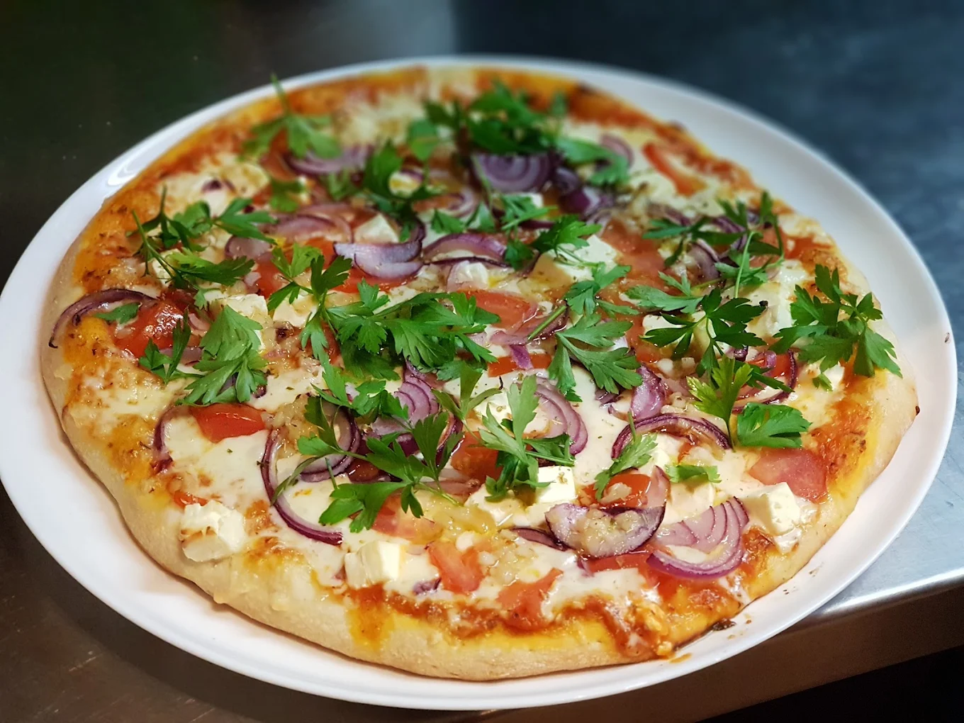 Pizza mit Feta und roten Zwiebeln