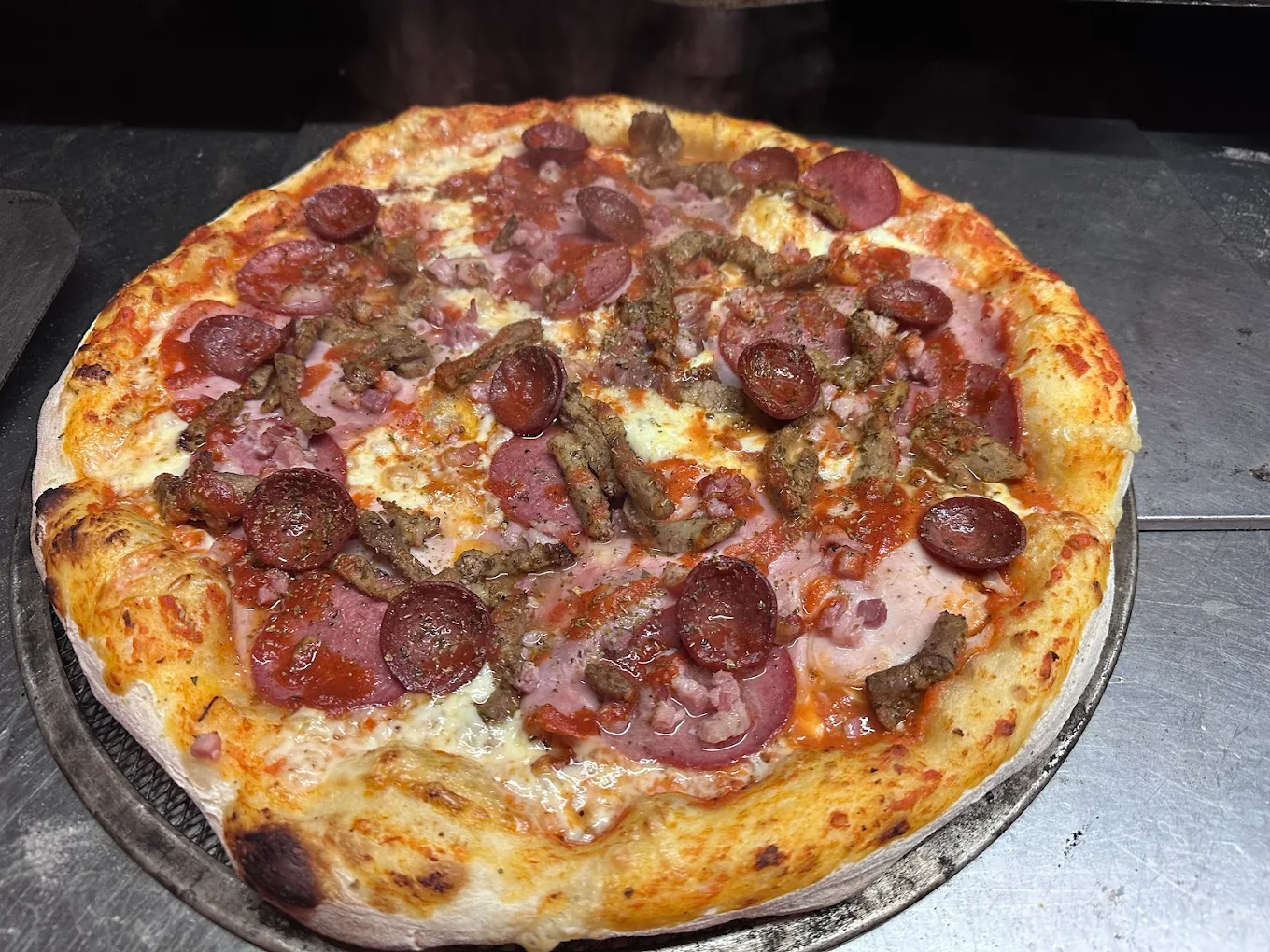 Pizza mit Salami und Gyros