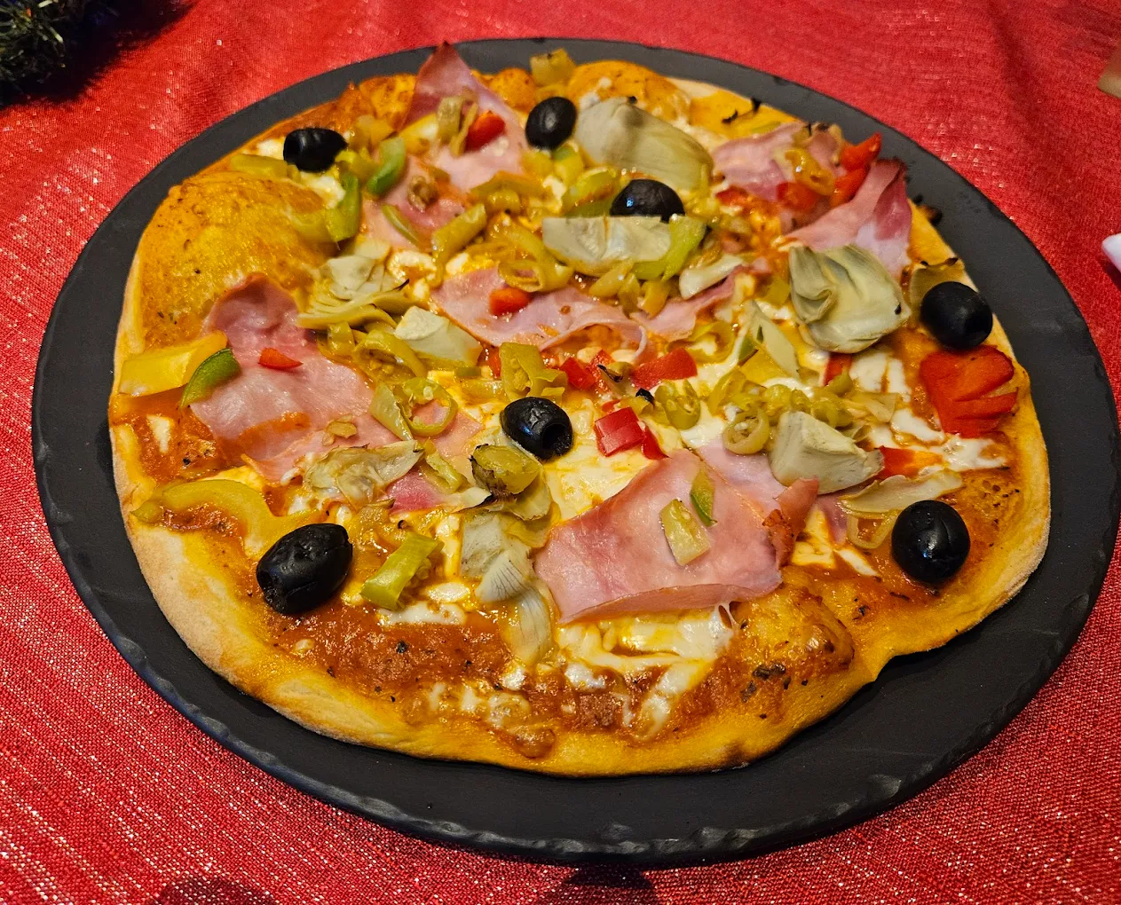 Pizza mit Schinken und Oliven